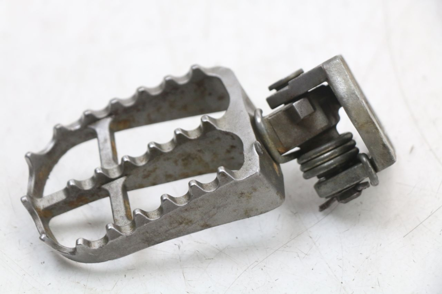 photo de REPOSAPIÉS DELANTERO IZQUIERDO YAMAHA YZ 125 (2017 - 2021) - Detalle de la pieza