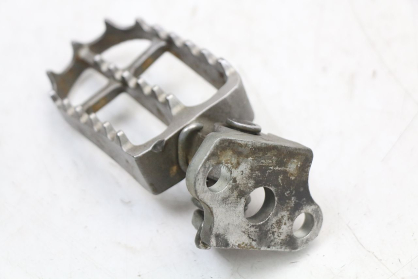 photo de REPOSAPIÉS DELANTERO IZQUIERDO YAMAHA YZ 125 (2017 - 2021) - Zoom estado de uso