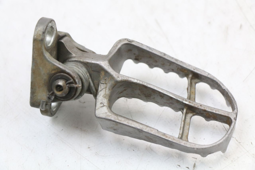 photo de REPOSAPIÉS DELANTERO IZQUIERDO YAMAHA YZ 125 (2017 - 2021) - Primer plano técnico