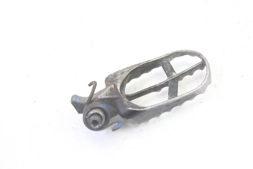 photo de REPOSAPIES DELANTERA IZQUIERDA YAMAHA YZ 125 (1998 - 2005) - Primer plano técnico