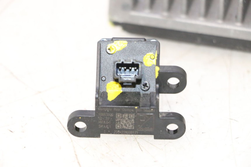 photo de CÁMARA DE MARCHA ATRÁS PIAGGIO MP3 HPE 530 (2022 - 2026) - Detalles de los puntos de fijación