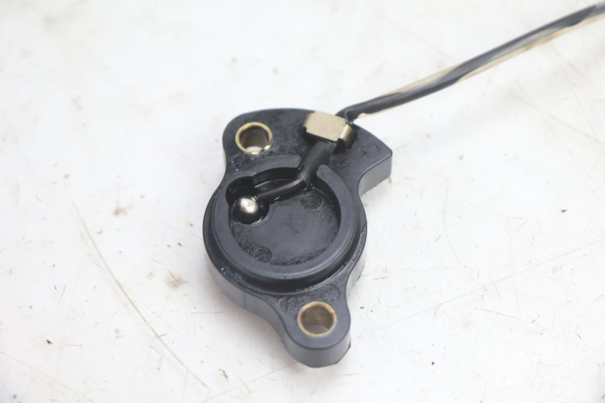 photo de SENSOR PUNTO MUERTO SUZUKI DR S 600 (1985 - 1989) - Primer plano técnico