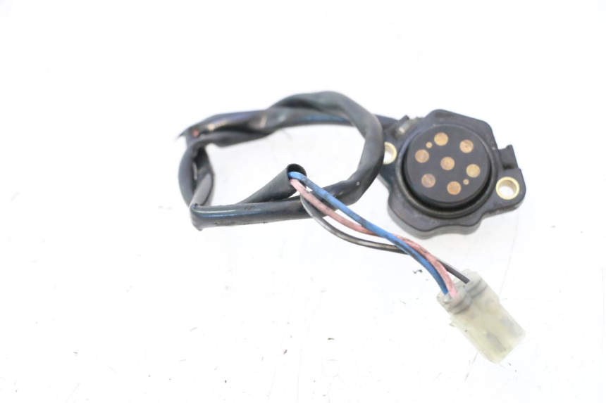 photo de SENSOR PUNTO MUERTO SUZUKI SV S 650 (2003 - 2009) - Primer plano técnico
