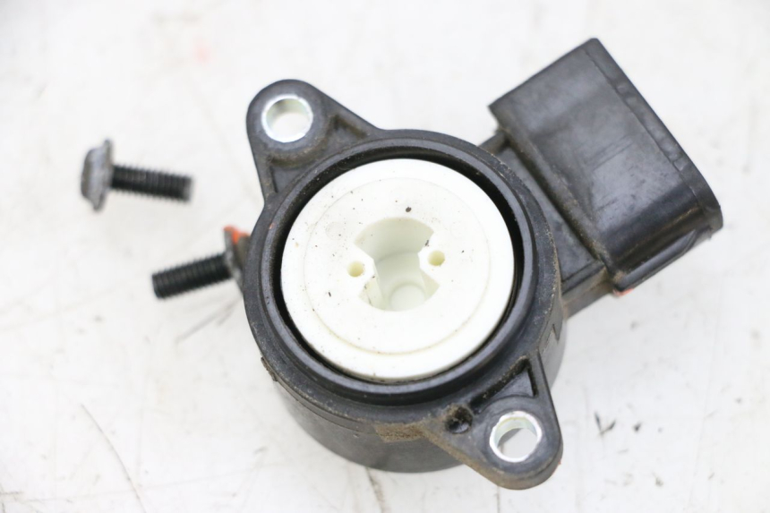 photo de ABERTURA GAS YAMAHA X-MAX XMAX 125 (2010 - 2013) - Primer plano técnico