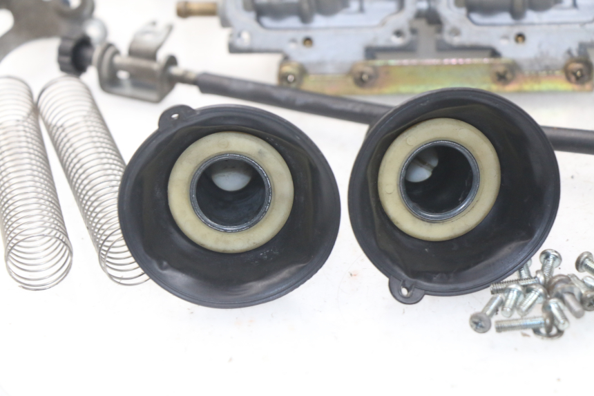 photo de CARBURADOR HYOSUNG COMET GTR 125 (2007 - 2014) - Detalles de los puntos de fijación