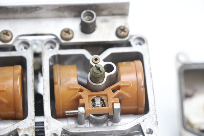 photo de CARBURADOR KAWASAKI GPX F ZX750F 750 (1986 - 1990) - Zoom sobre los componentes