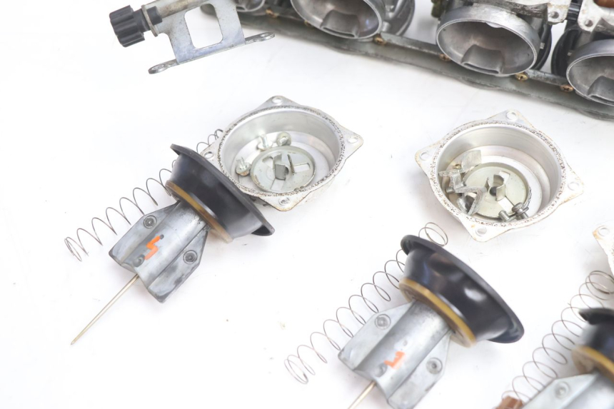 photo de CARBURADOR KAWASAKI GPX F ZX750F 750 (1986 - 1990) - Primer plano de alta resolución