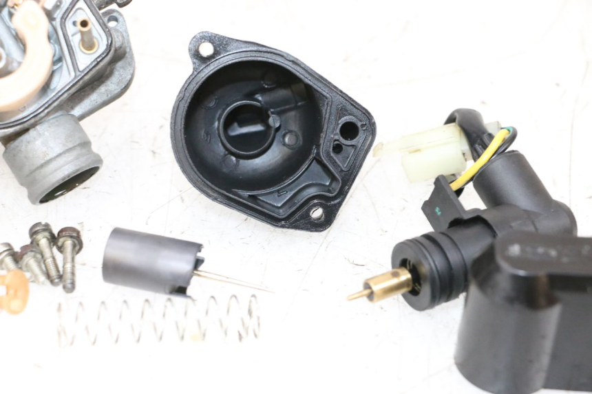 photo de CARBURADOR PEUGEOT KISBEE 2T 50 (2010 - 2017) - Características distintivas