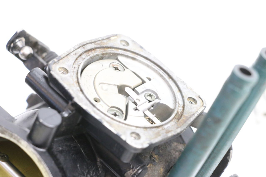 photo de CARBURADOR YAMAHA WAVE RUNNER GP R 1200 (2000 - 2003) - Primer plano técnico