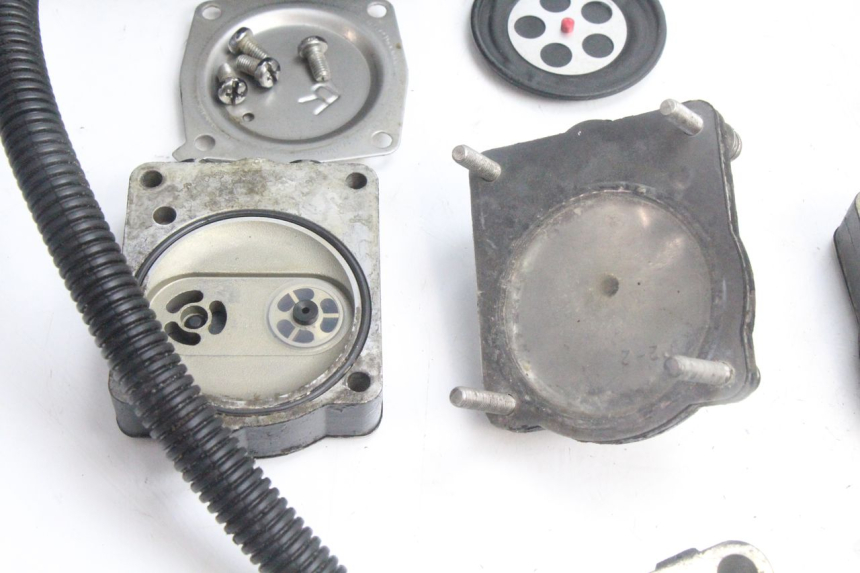 photo de CARBURADOR YAMAHA WAVE RUNNER GP R 1200 (2000 - 2003) - Detalles de los puntos de fijación