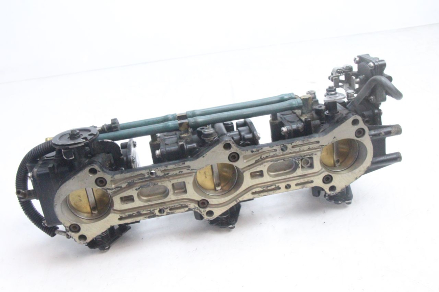 photo de CARBURADOR YAMAHA WAVE RUNNER GP R 1200 (2000 - 2003) - Primer plano técnico