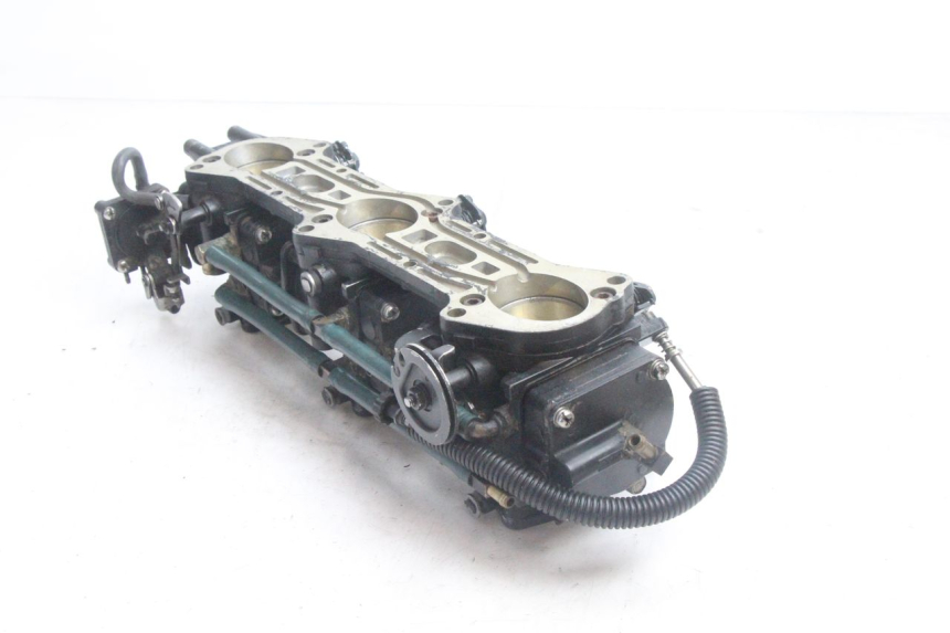 photo de CARBURADOR YAMAHA WAVE RUNNER GP R 1200 (2000 - 2003) - Detalles de los puntos de fijación