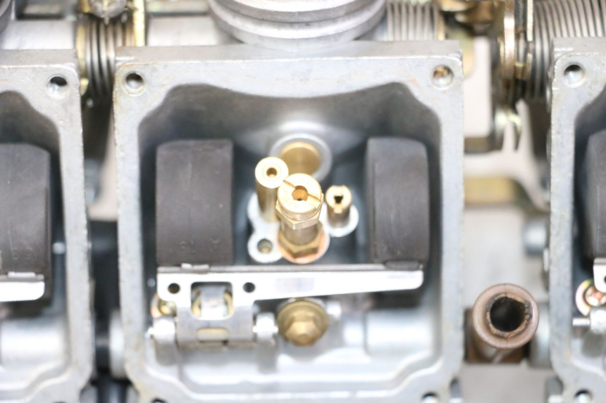 photo de CARBURADOR YAMAHA XJN DIVERSION 600 (2000 - 2003) - Zoom sobre los componentes