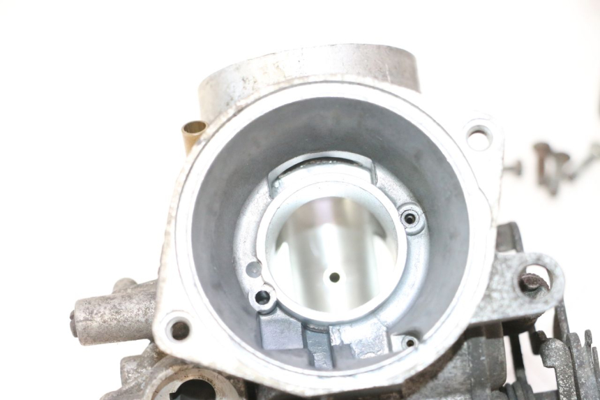 photo de CARBURADOR YAMAHA YP MAJESTY 125 (2002 - 2006) - Enfoque en la estructura