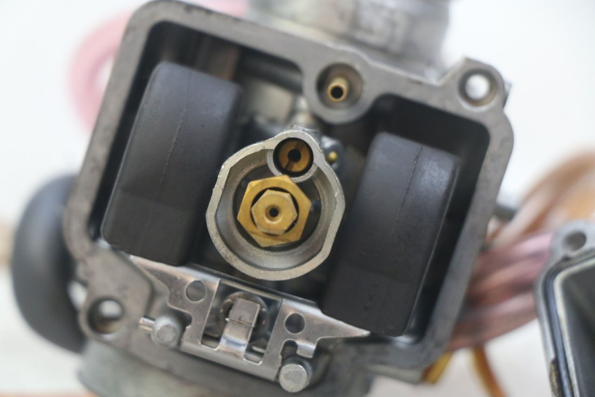 photo de CARBURADOR YAMAHA YZ 85 (2019 - 2021) - Primer plano de alta resolución