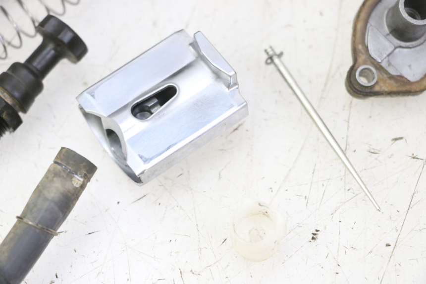 photo de CARBURADOR YAMAHA YZ 85 (2022 - 2025) - Zoom sobre los componentes