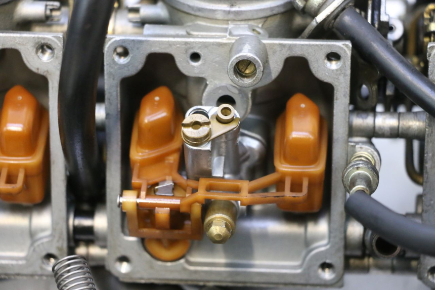 photo de CARBURADOR YAMAHA YZF R GENESIS 750 (1993 - 1998) - Primer plano técnico