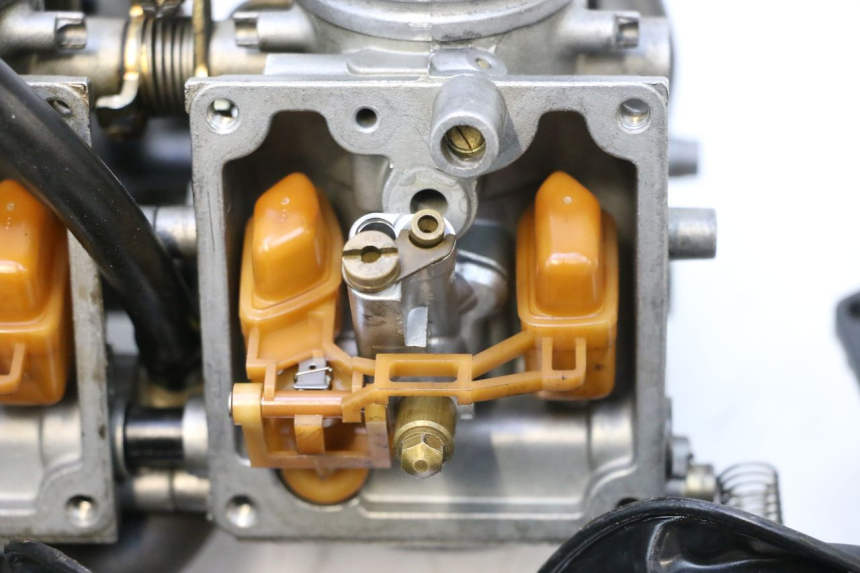 photo de CARBURADOR YAMAHA YZF R GENESIS 750 (1993 - 1998) - Detalles de los puntos de fijación