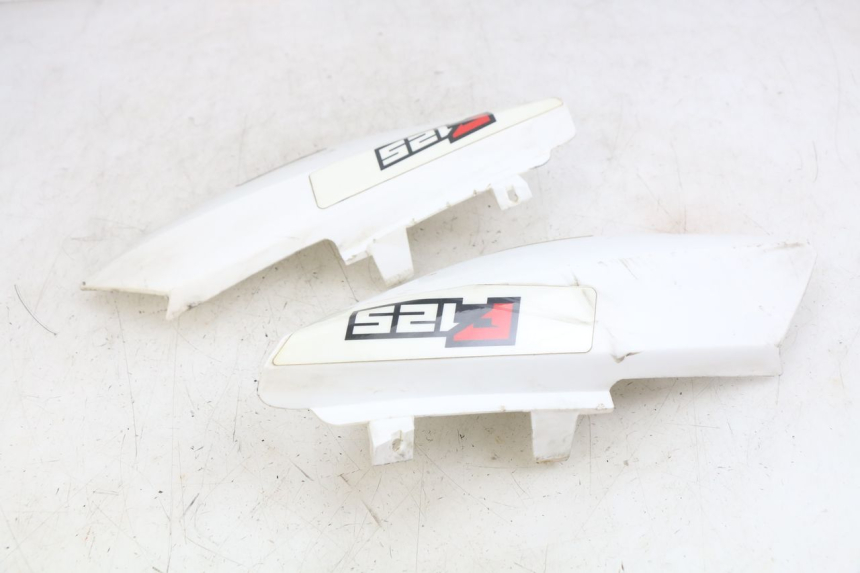 photo de CARENADO TRASERO YCF R-START 125 - Detalles de los puntos de fijación