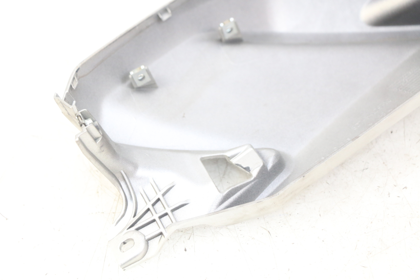 photo de CARENADO DE DEPÓSITO IZQUIERDO YAMAHA MT ABS 125 (2014 - 2018) - Detalles de los puntos de fijación