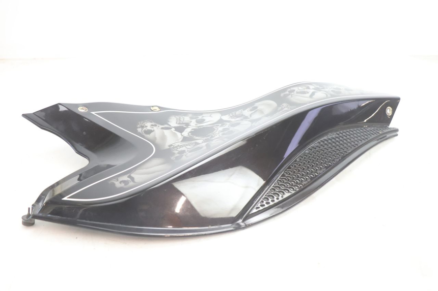 photo de TAPA DEPOSITO IZQUIERDO CAN-AM SPYDER RS 1000 (2008 - 2012) - Primer plano técnico