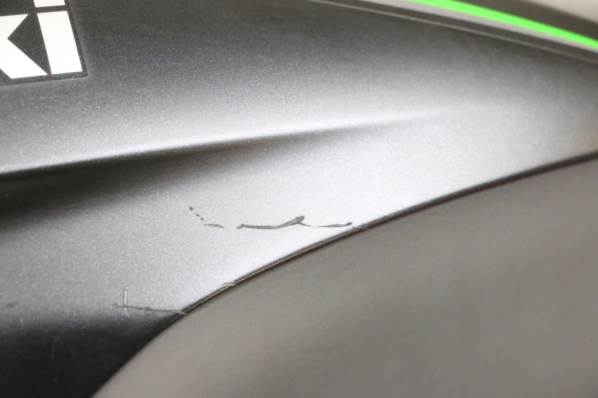 photo de CARENADO DE DEPÓSITO IZQUIERDO KAWASAKI VERSYS ABS 650 (2015 - 2018) - Primer plano técnico