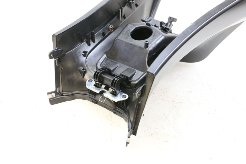 photo de TAPA DEPOSITO PIAGGIO MP3 HPE 350 (2018 - 2020) - Detalles de los puntos de fijación