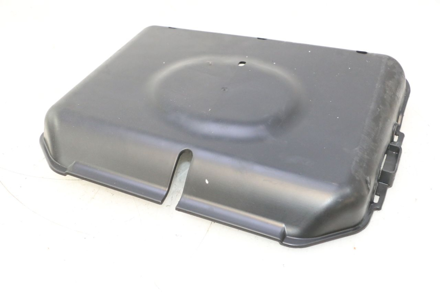 photo de TAPA DEPOSITO PIAGGIO MP3 HPE 530 (2022 - 2026) - Otra perspectiva
