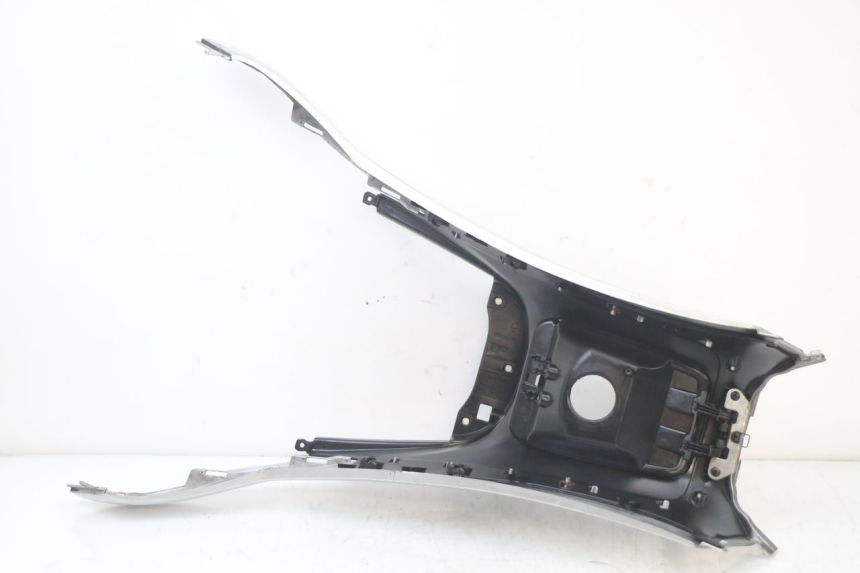 photo de TAPA DEPOSITO PIAGGIO MP3 LT 400 (2007 - 2012) - Detalles de los puntos de fijación