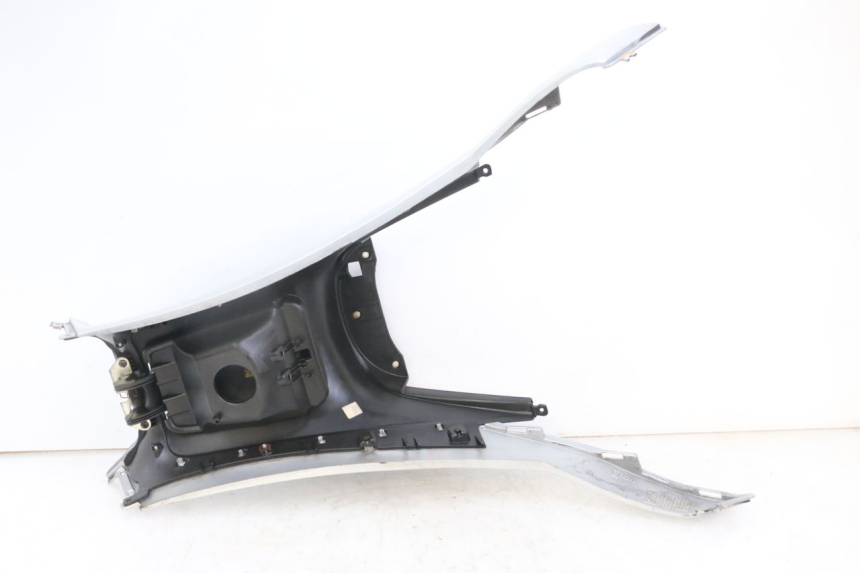 photo de TAPA DEPOSITO PIAGGIO MP3 LT 300 (2010 - 2016) - Características distintivas