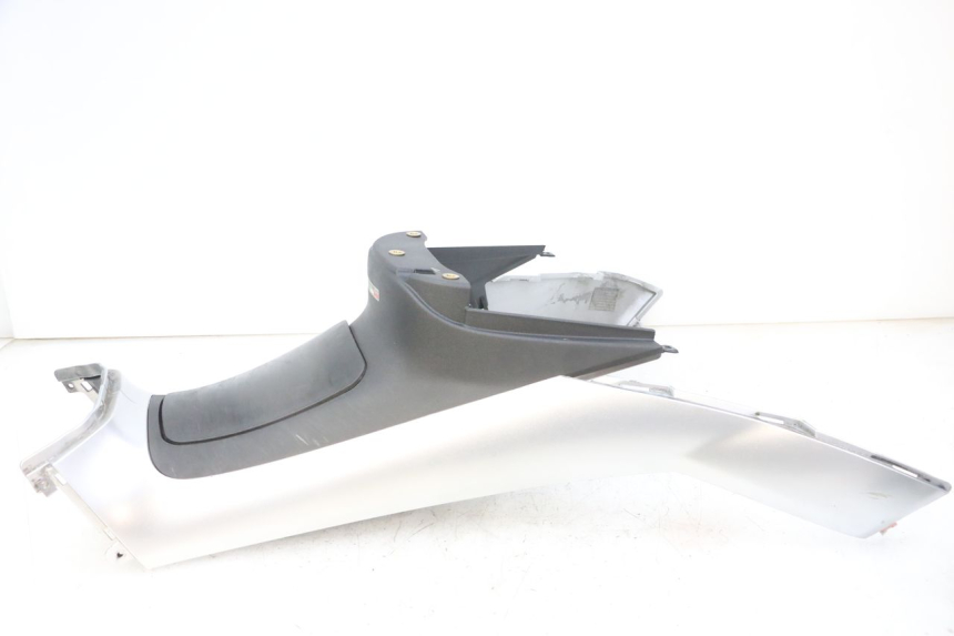 photo de TAPA DEPOSITO PIAGGIO MP3 LT 300 (2010 - 2016) - Zoom sobre los componentes