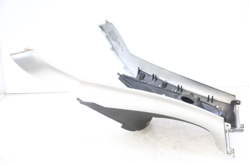 photo de TAPA DEPOSITO PIAGGIO MP3 LT 300 (2010 - 2016) - Detalles de los puntos de fijación