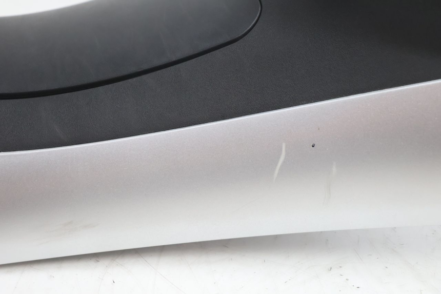 photo de TAPA DEPOSITO PIAGGIO MP3 LT 300 (2010 - 2016) - Detalles de los puntos de fijación