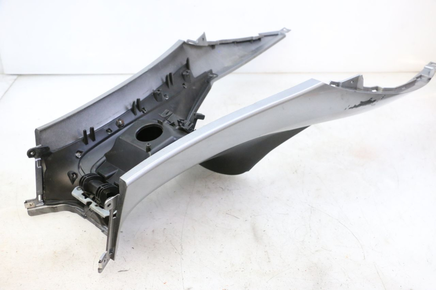 photo de CARENADO DE DEPÓSITO PIAGGIO MP3 500 (2014 - 2017) - Detalles de los puntos de fijación