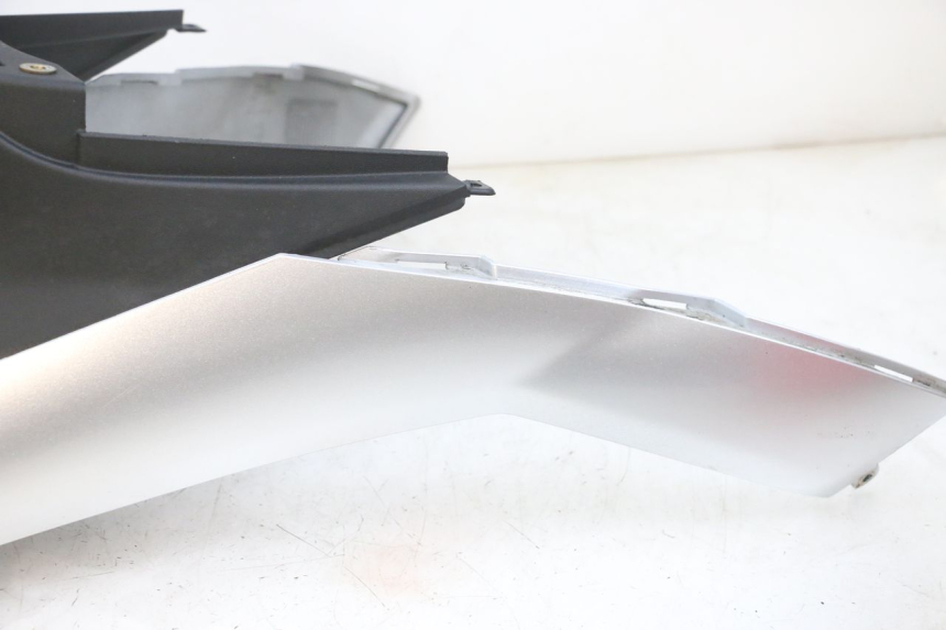 photo de CARENADO DE DEPÓSITO PIAGGIO MP3 RL 250 (2006 - 2010) - Características distintivas