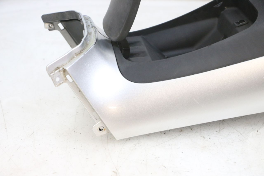 photo de CARENADO DE DEPÓSITO PIAGGIO MP3 RL 250 (2006 - 2010) - Zoom sobre los componentes