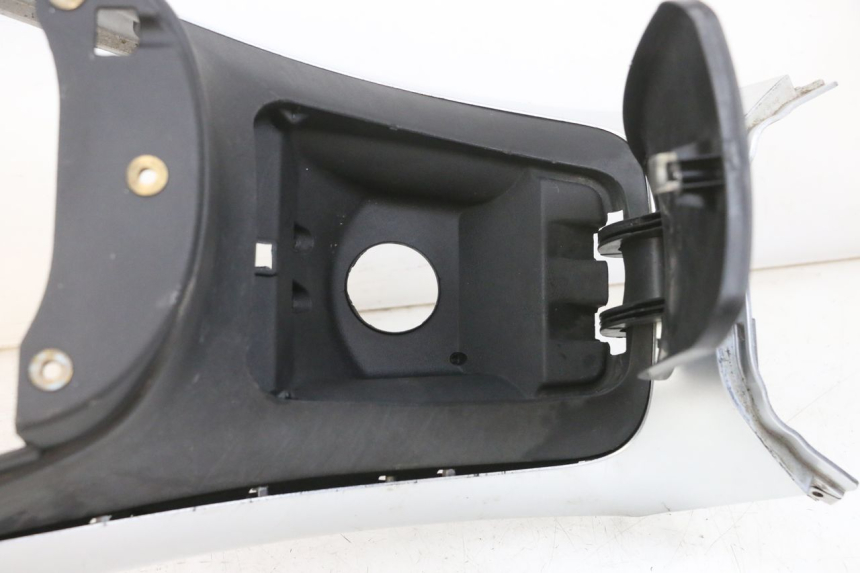 photo de CARENADO DE DEPÓSITO PIAGGIO MP3 RL 250 (2006 - 2010) - Enfoque en la estructura