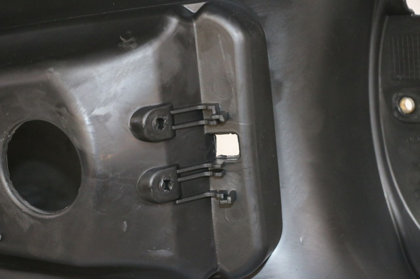 photo de CARENADO DE DEPÓSITO PIAGGIO MP3 RL 250 (2006 - 2010) - Primer plano técnico