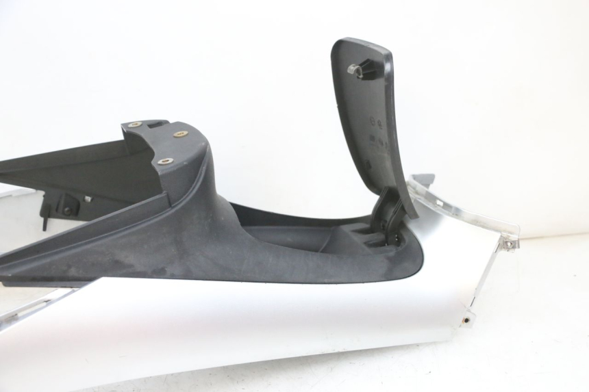 photo de CARENADO DE DEPÓSITO PIAGGIO MP3 RL 250 (2006 - 2010) - Estado de la superficie y material