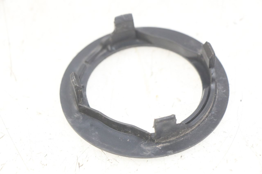 photo de TAPA DEPOSITO SYM ORBIT III 3 4T 50 (2021 - 2025) - Detalle de la pieza