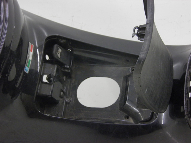 photo de TAPA DEPOSITO PIAGGIO XEVO - X EVO 125 (2010 - 2015) - Detalles de los puntos de fijación