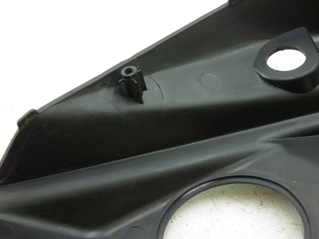 photo de TAPA DEPOSITO SYM SYMPLY 4T 50 (2012 - 2015) - Detalles de los puntos de fijación