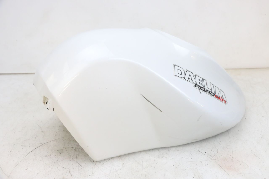 photo de CARENADO DE DEPÓSITO DAELIM VJ ROADWIN FI 125 (2008 - 2017) - Primer plano técnico