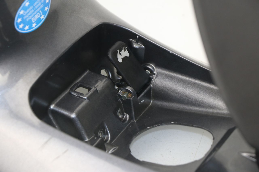 photo de TAPA DEPOSITO PIAGGIO X8 400 (2006 - 2007) - Primer plano técnico