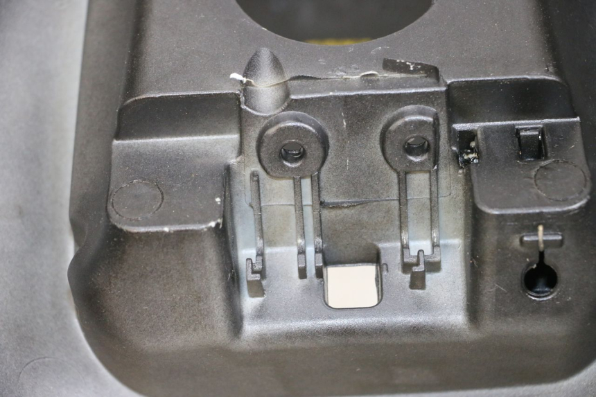 photo de CARENADO DE DEPÓSITO PIAGGIO XEVO - X EVO 125 (2007 - 2017) - Detalle de la pieza