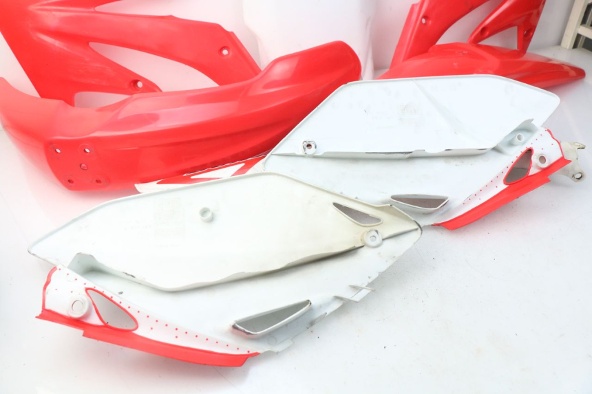 photo de COMPLETO CARENADO HONDA CRF CR-F 450 (2005 - 2008) - Primer plano técnico
