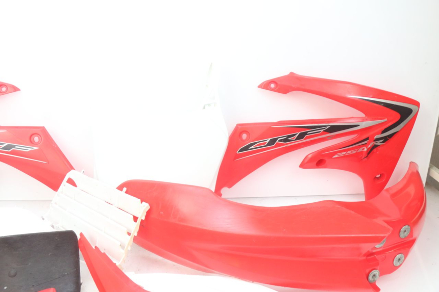 photo de CARROCERÍA CARENAJE COMPLETO HONDA CRF 250 (2013 - 2016) - Detalles de los puntos de fijación