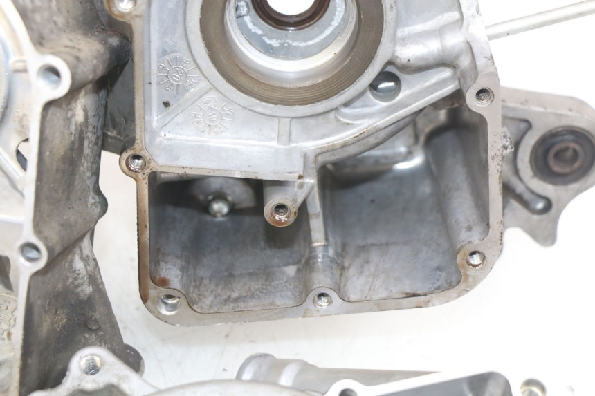 photo de CÁRTER DE MOTOR INFERIOR KYMCO AGILITY 16+ 4T 50 (2018 - 2023) - Ángulo de visión alternativo