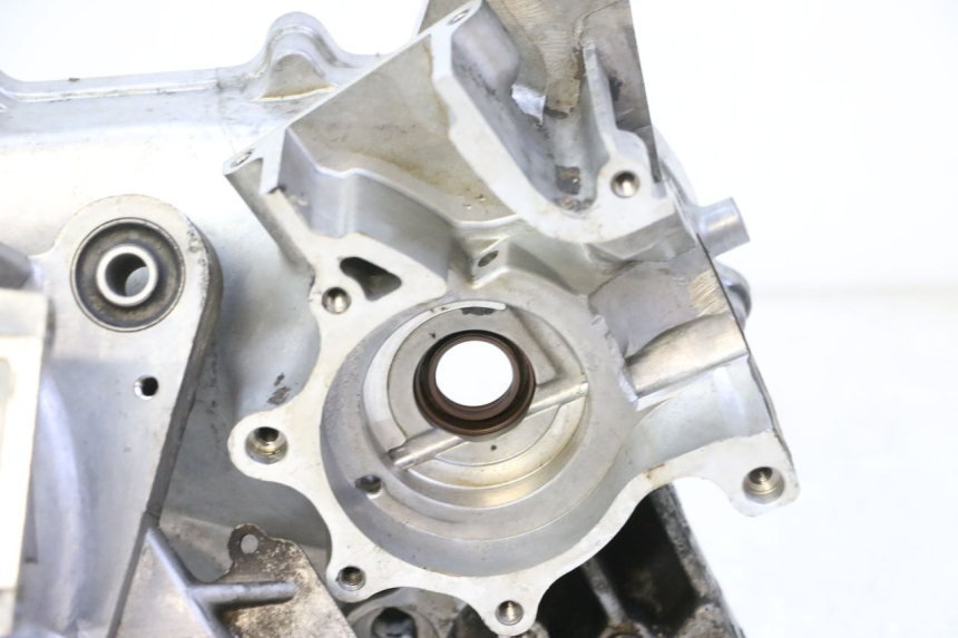 photo de CÁRTER DE MOTOR INFERIOR KYMCO AGILITY NAKED RENOUVO 2T 50 (2011 - 2018) - Primer plano de alta resolución