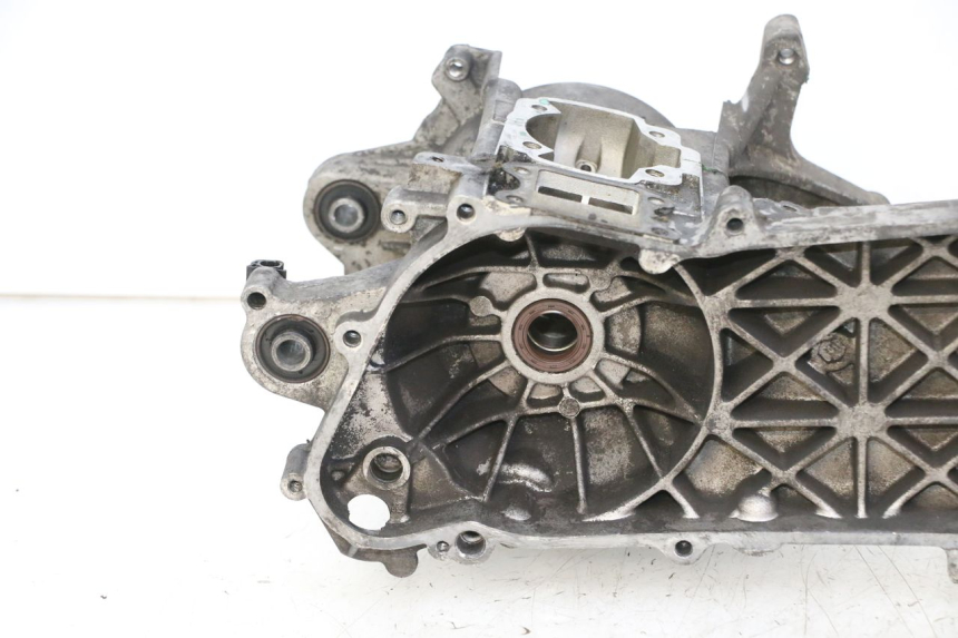 photo de CÁRTER DE MOTOR INFERIOR PEUGEOT ELYSTAR 50 (2002 - 2014) - Primer plano de alta resolución